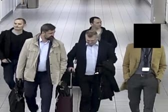 Aufgeflogen, ausgeflogen: Die ausgewiesenen russischen Spione auf dem Weg zu ihrem Flug.