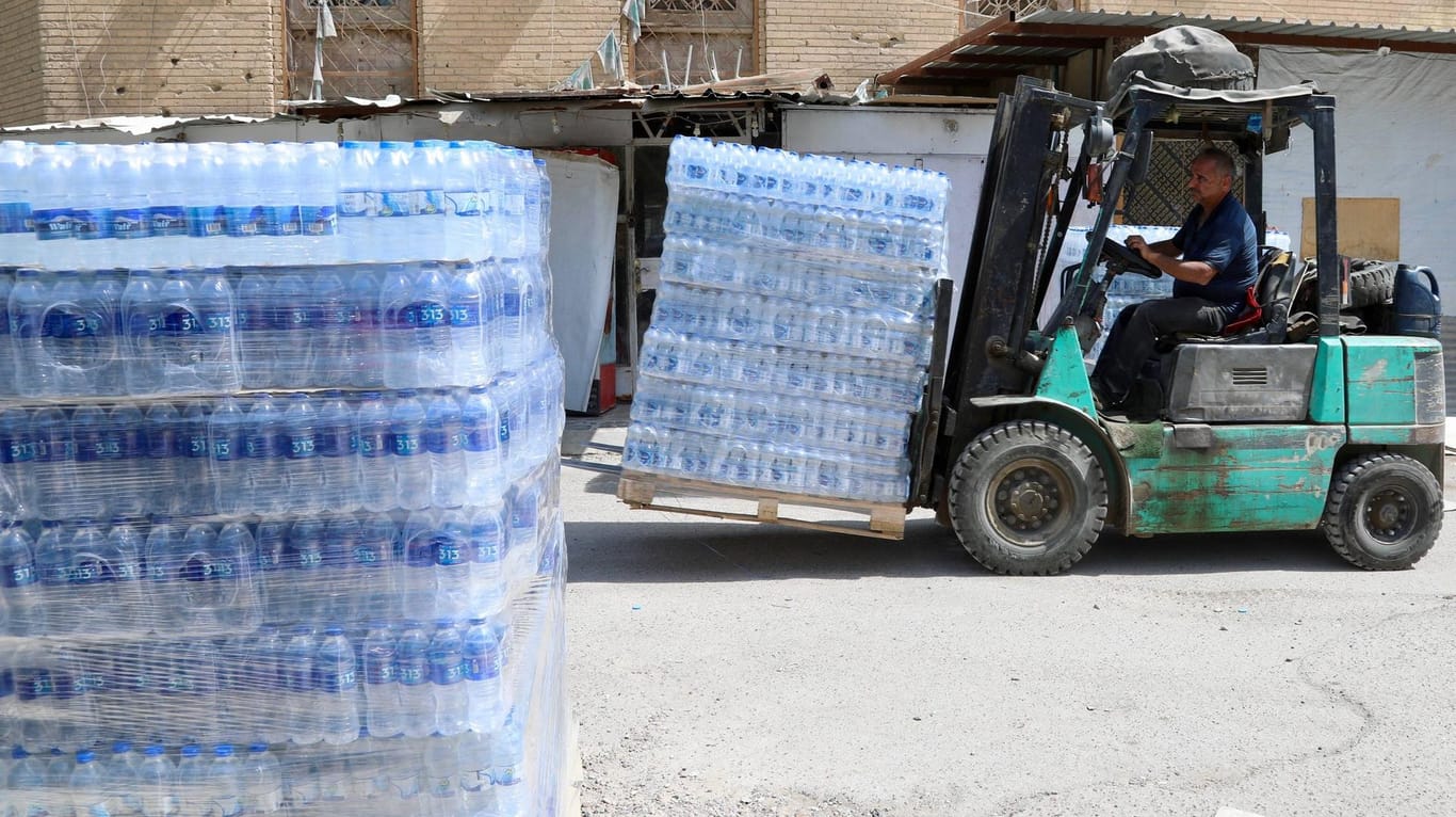 Ein Lager mit Wasserflaschen in Baghdad, Irak: Das Wasser soll nach Basra geliefert werden, wo es im September zu einer Wasserkrise kam.