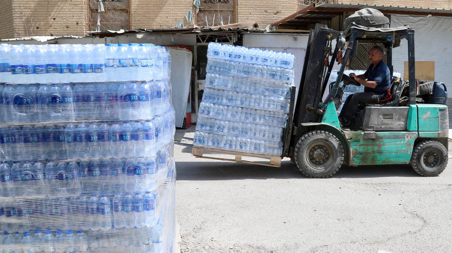 Ein Lager mit Wasserflaschen in Baghdad, Irak: Das Wasser soll nach Basra geliefert werden, wo es im September zu einer Wasserkrise kam. Ein Lager mit Wasserflaschen in Baghdad, Irak: Das Wasser soll nach Basra geliefert werden, wo es im September zu einer Wasserkrise kam.