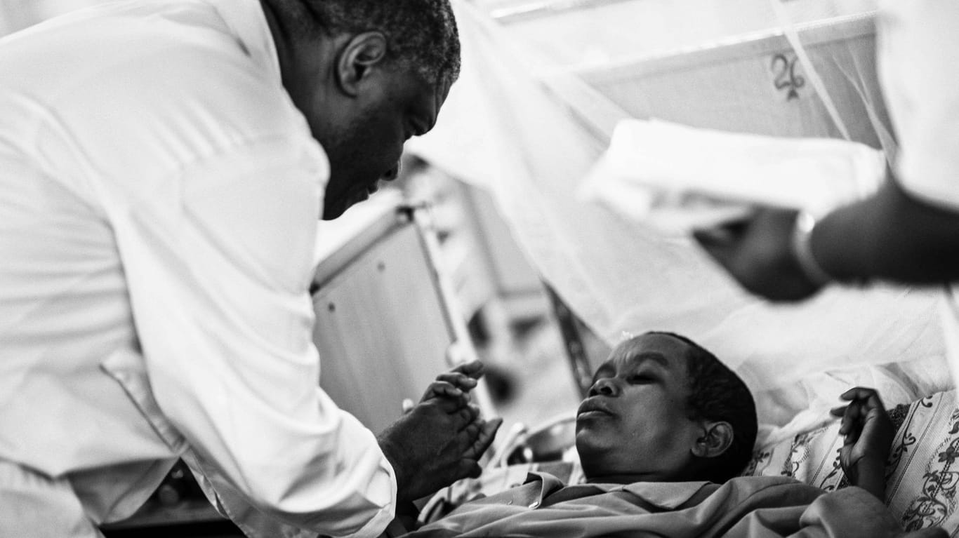 Denis Mukwege im Krankenhaus: Der Arzt behandelt Frauen die Opfer brutaler Vergewaltigungen wurden.