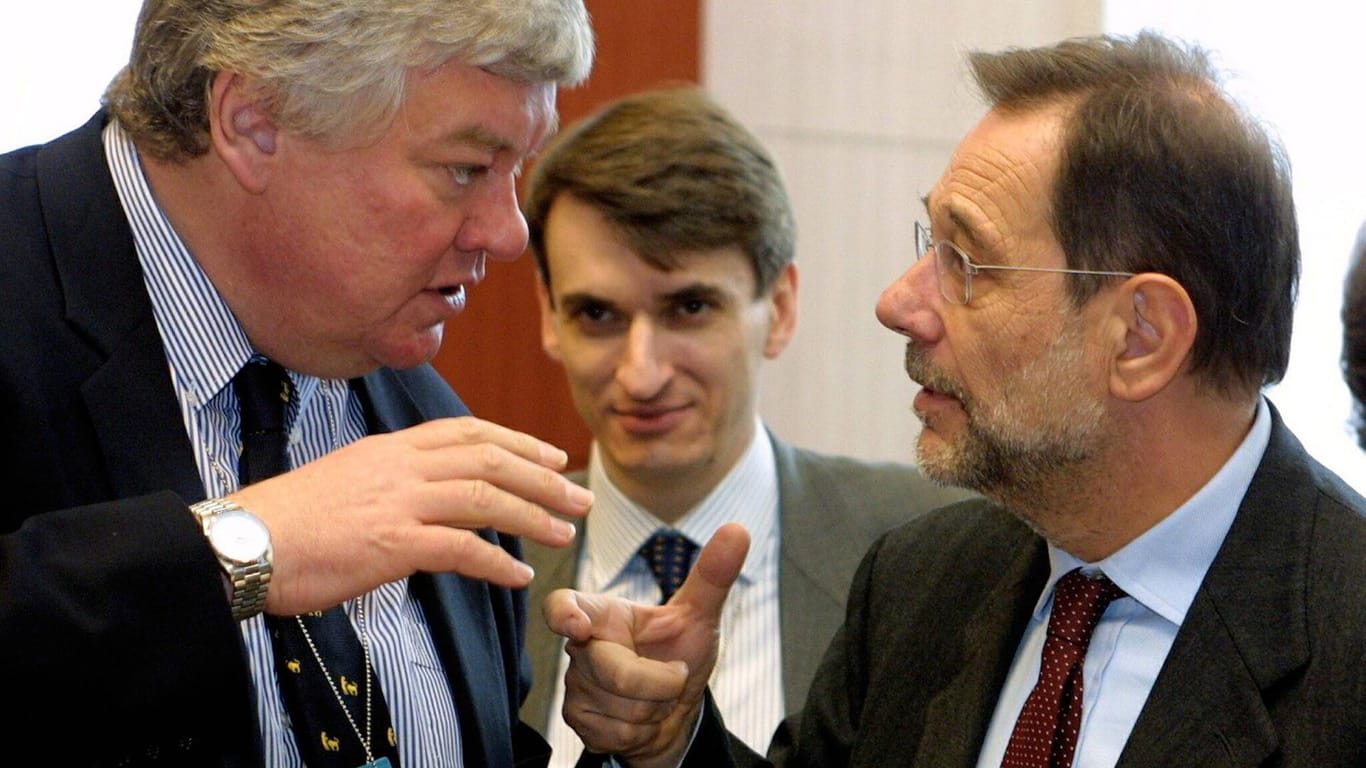 Februar 2001, Brüssel: Hombach, zu dieser Zeit EU-Sonderkoordinator für den Balkan, im Gespräch mit dem Generalsekretär des Europäischen Rates, Javier Solana.