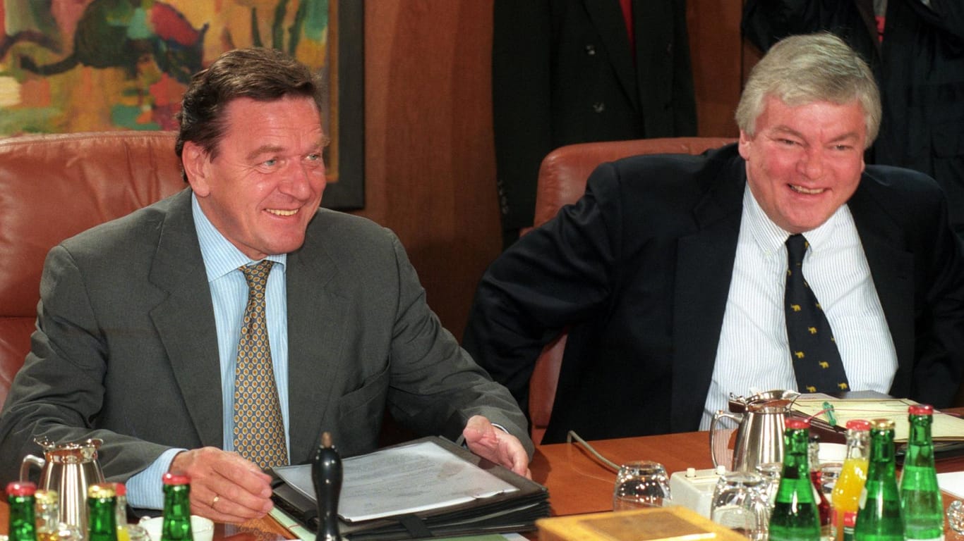 Enge Wegbegleiter: Hombach (r.) mit Kanzler Gerhard Schröder bei einer Kabinettssitzung im Kanzleramt.