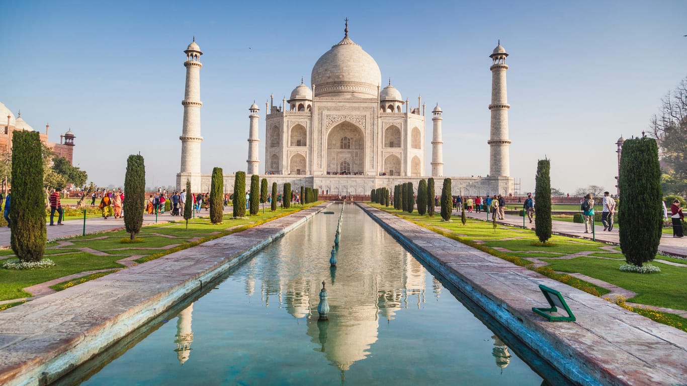Taj Mahal: Das Mausoleum ist etwa 58 Meter hoch.