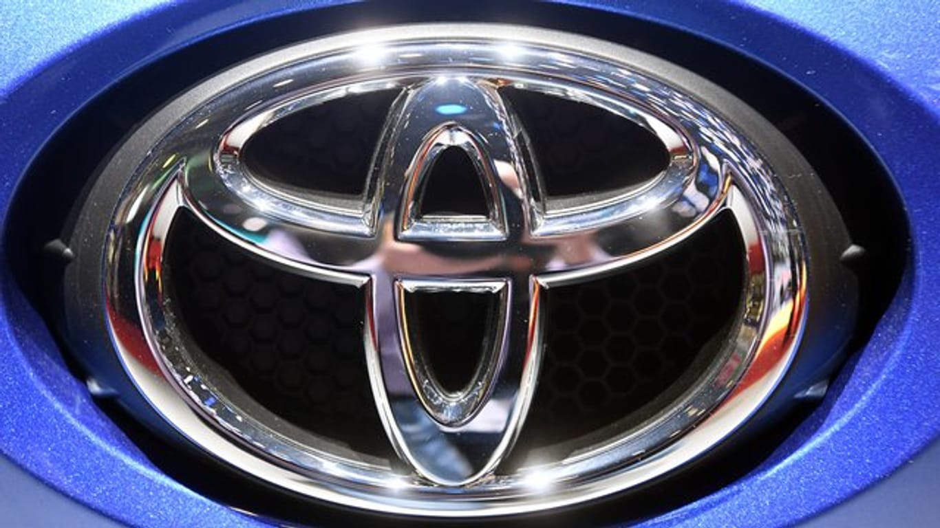 Wegen eines Softwarefehlers ruft Toyota weltweit rund 2,4 Millionen Hybridautos zurück.