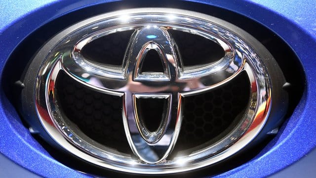 Wegen eines Softwarefehlers ruft Toyota weltweit rund 2,4 Millionen Hybridautos zurück. Wegen eines Softwarefehlers ruft Toyota weltweit rund 2,4 Millionen Hybridautos zurück.