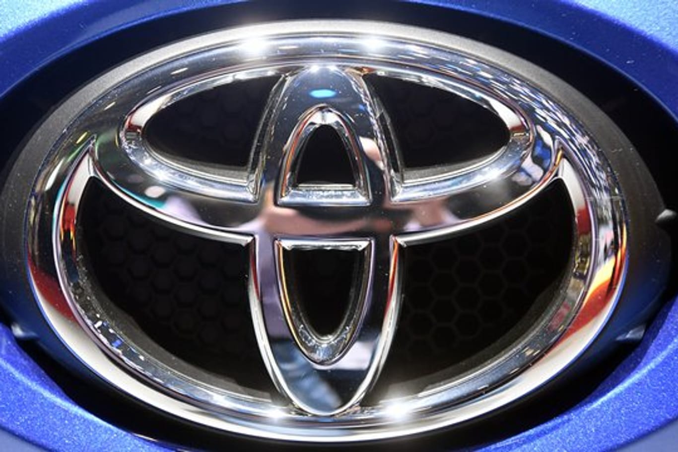 Wegen eines Softwarefehlers ruft Toyota weltweit rund 2,4 Millionen Hybridautos zurück.