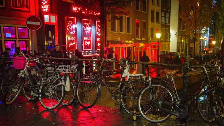 Amsterdam: Im Rotlichtviertel findet man Bordelle, Sexshops und Museen.