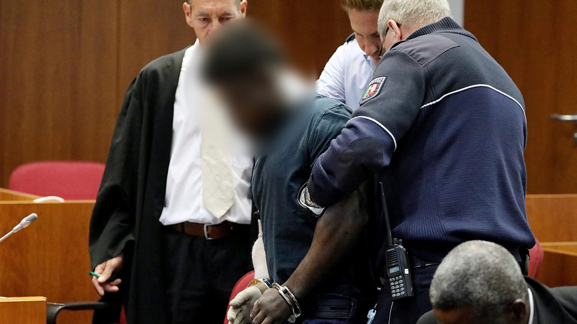 Der wegen Vergewaltigung und schwerer räuberischer Erpressung Angeklagte wird im Landgericht an Händen und Füßen gefesselt in den Saal geführt: Das Bonner Landgericht hat in zu elfeinhalb Jahren Haft verurteilt. Der wegen Vergewaltigung und schwerer räuberischer Erpressung Angeklagte wird im Landgericht an Händen und Füßen gefesselt in den Saal geführt: Das Bonner Landgericht hat in zu elfeinhalb Jahren Haft verurteilt.