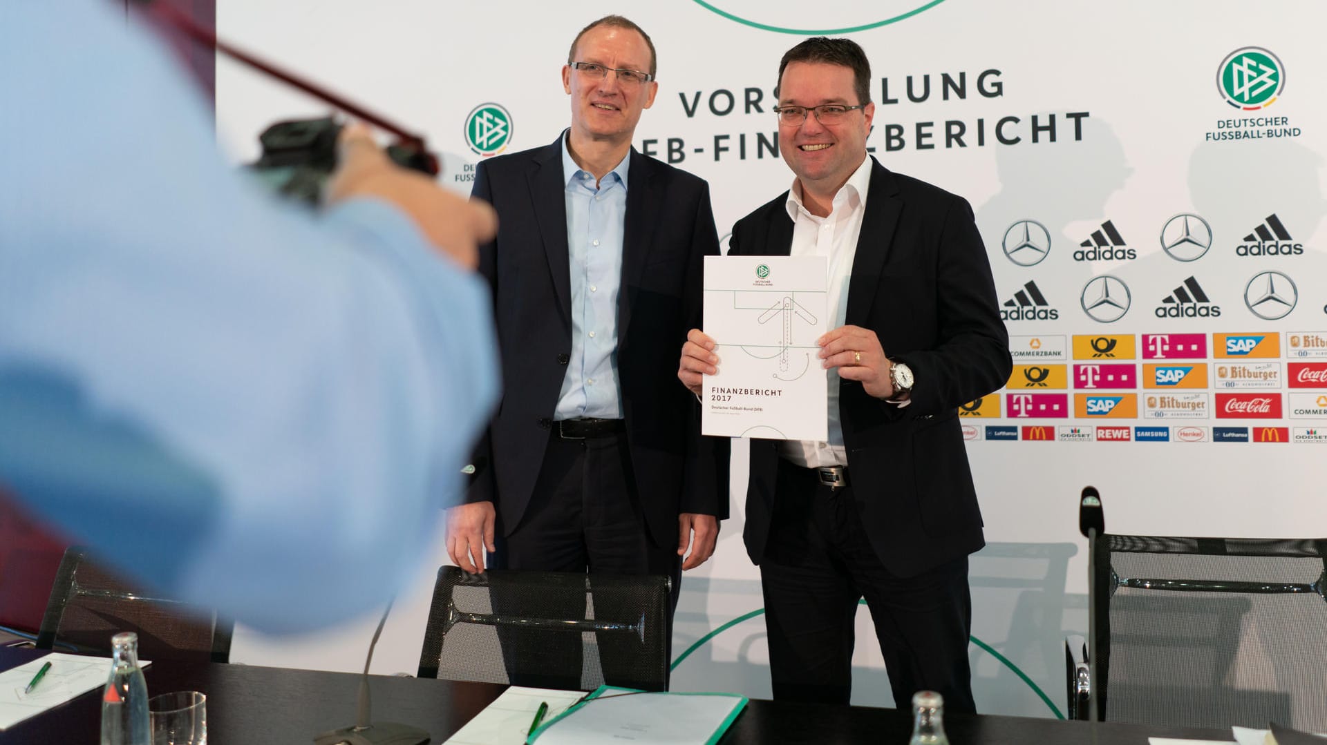 Mussten ein Minus verkünden: Dirk Moldenhauer (l.), Leiter der Finanzabteilung des Deutschen Fußball-Bundes (DFB), und Schatzmeister Stephan Osnabrügge. Mussten ein Minus verkünden: Dirk Moldenhauer (l.), Leiter der Finanzabteilung des Deutschen Fußball-Bundes (DFB), und Schatzmeister Stephan Osnabrügge.