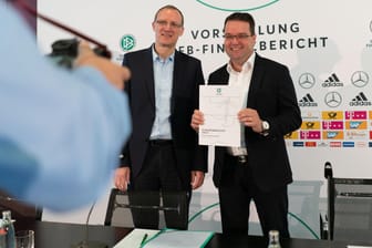 Mussten ein Minus verkünden: Dirk Moldenhauer (l.), Leiter der Finanzabteilung des Deutschen Fußball-Bundes (DFB), und Schatzmeister Stephan Osnabrügge.