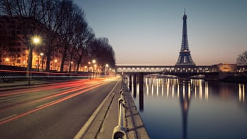 Eiffelturm bei Nacht (Symbolbild): Das Bauwerk wurde von 1887 bis 1889 errichtet.