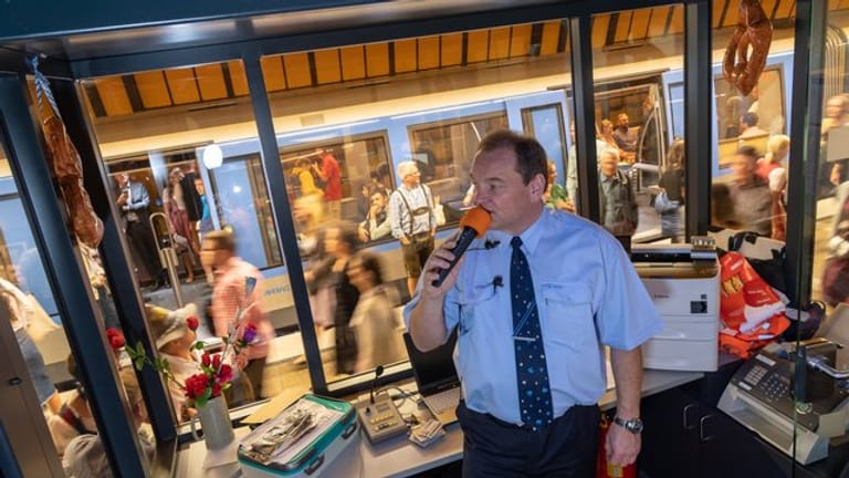 Norbert Grünleitner, Gesamtleiter der U-Bahnen für die Münchner Verkehrsgesellschaft (MVG) beim Oktoberfest, hat alle in der U-Bahnstation Theresienwiese im Blick.