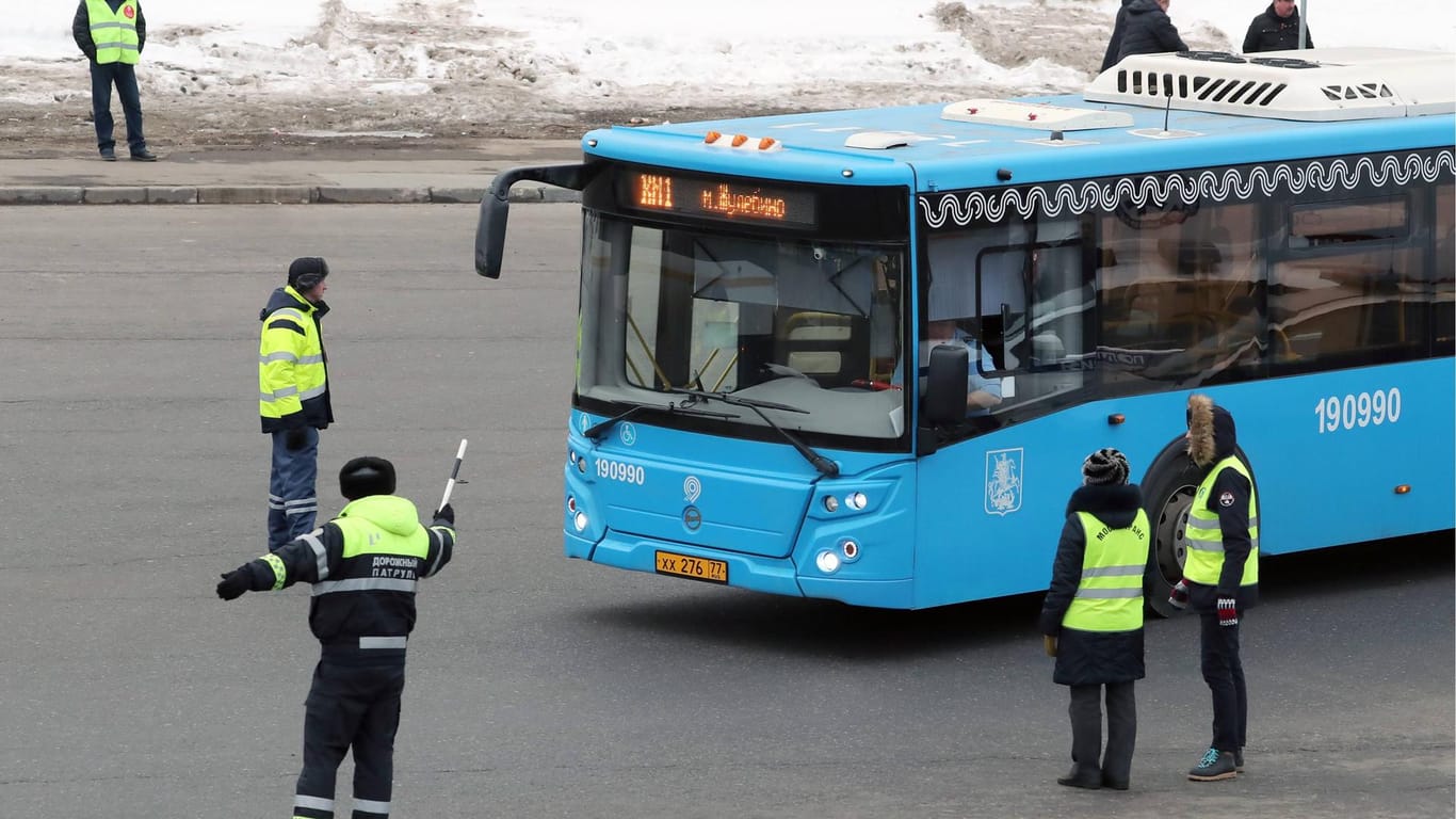 Ein Linienbus in Russland: Bei dem Zusammenstoß eines Kleinbusses mit einem Linienbus starben 13 Menschen.