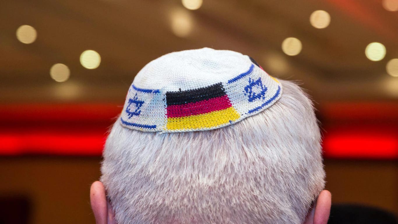Politische Heimat in der AfD? Ein Mann trägt in Frankfurt eine Kippa mit eingearbeiteten israelischen und deutschen Fahnen.