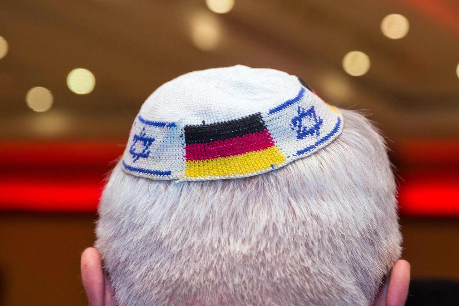 Politische Heimat in der AfD? Ein Mann trägt in Frankfurt eine Kippa mit eingearbeiteten israelischen und deutschen Fahnen.