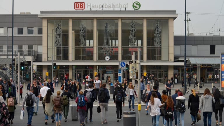 Der Dortmunder Hauptbahnhof: Nach dem Angriff auf die 17-Jährige wurde das Jugendamt informiert.