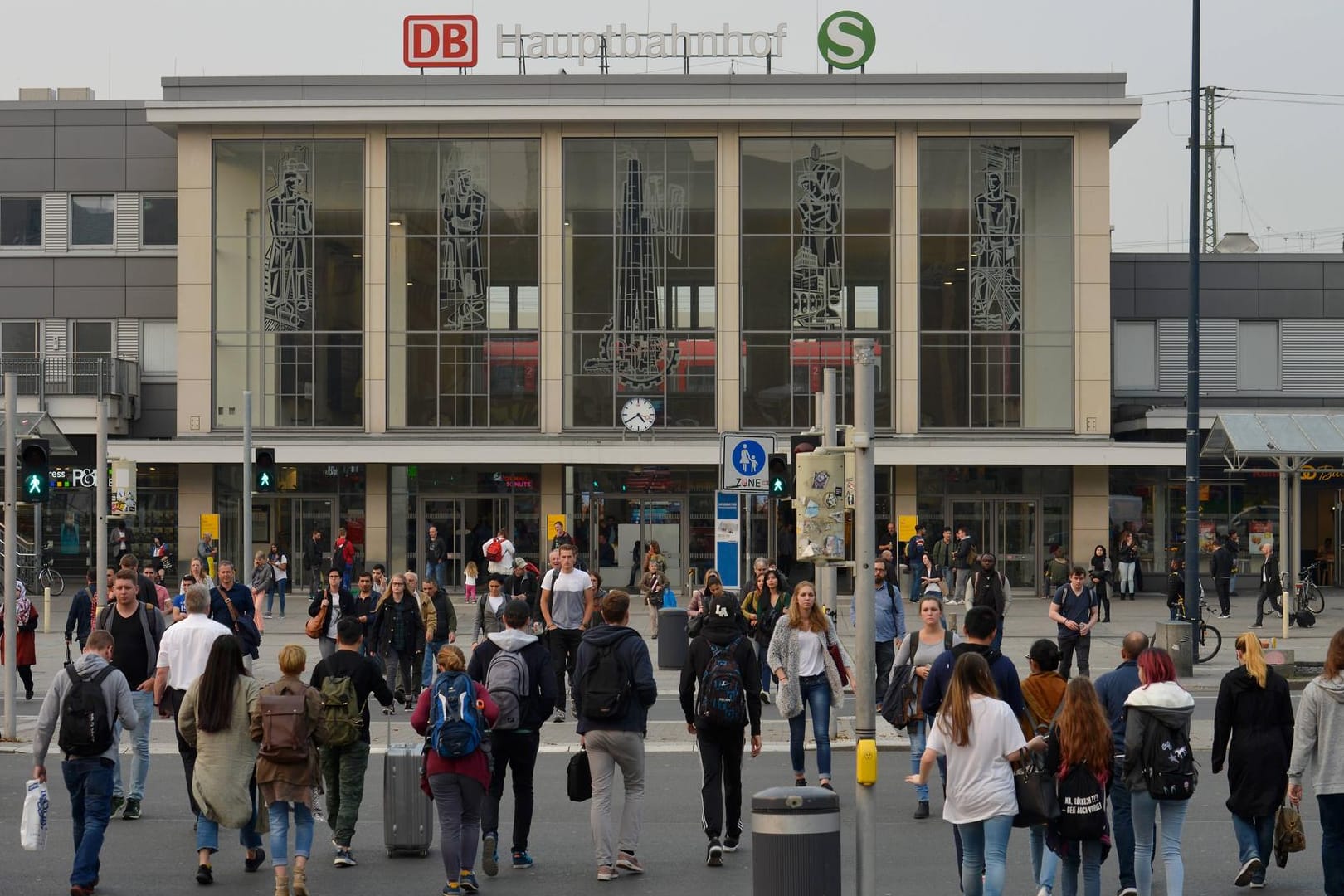 Der Dortmunder Hauptbahnhof: Nach dem Angriff auf die 17-Jährige wurde das Jugendamt informiert.