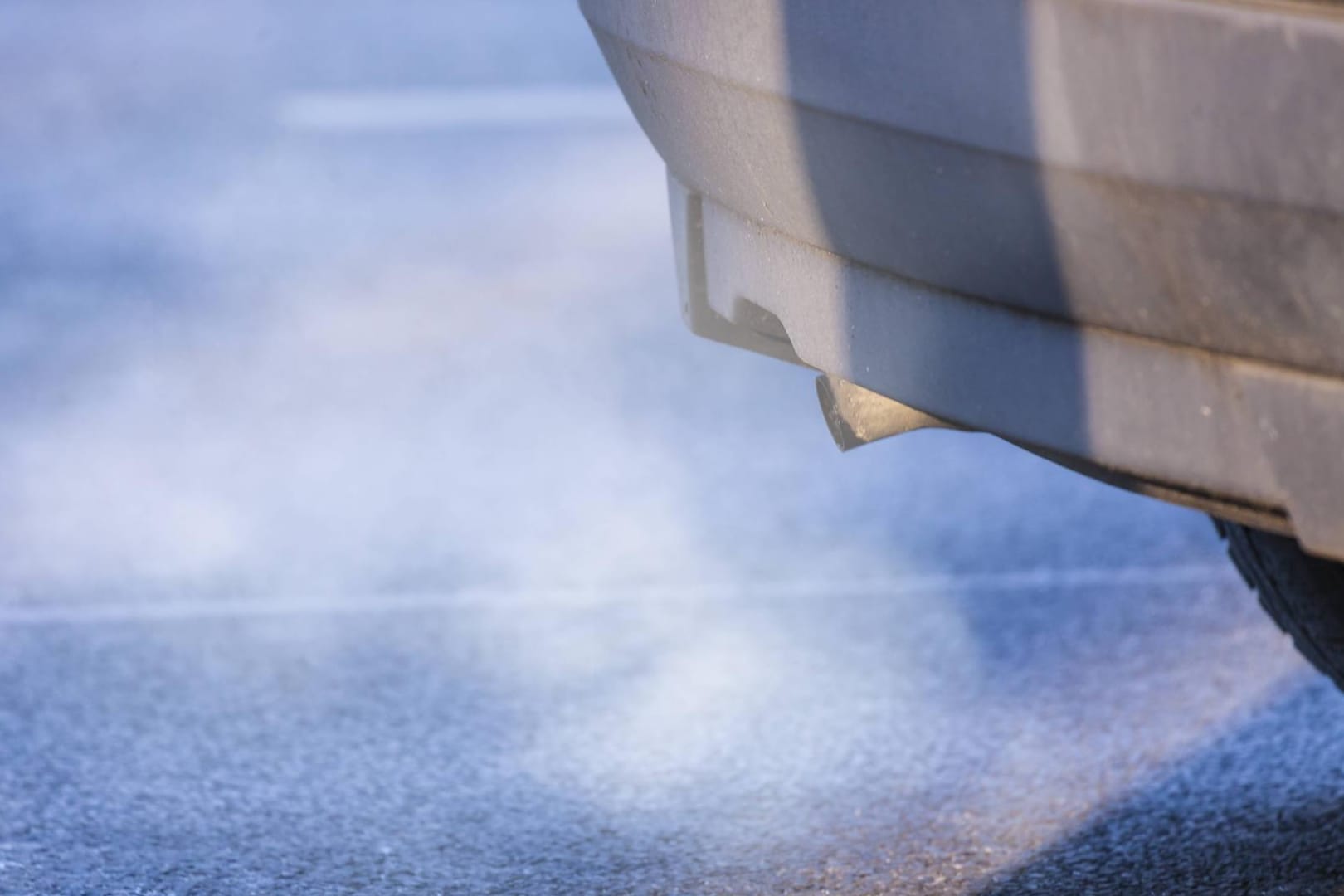 Auspuff eines Autos: Dieselabgase sind mitverantwortlich für die schlechte Luftqualität in deutschen Städten.