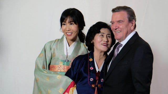 Altbundeskanzler Schröder und seine Frau Soyeon Kim (L) mit deren Mutter bei einem Empfang im Hotel Adlon.