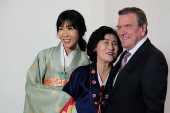 Altbundeskanzler Schröder und seine Frau Soyeon Kim (L) mit deren Mutter bei einem Empfang im Hotel Adlon.