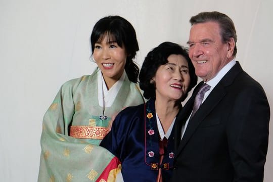 Altbundeskanzler Schröder und seine Frau Soyeon Kim (L) mit deren Mutter bei einem Empfang im Hotel Adlon.