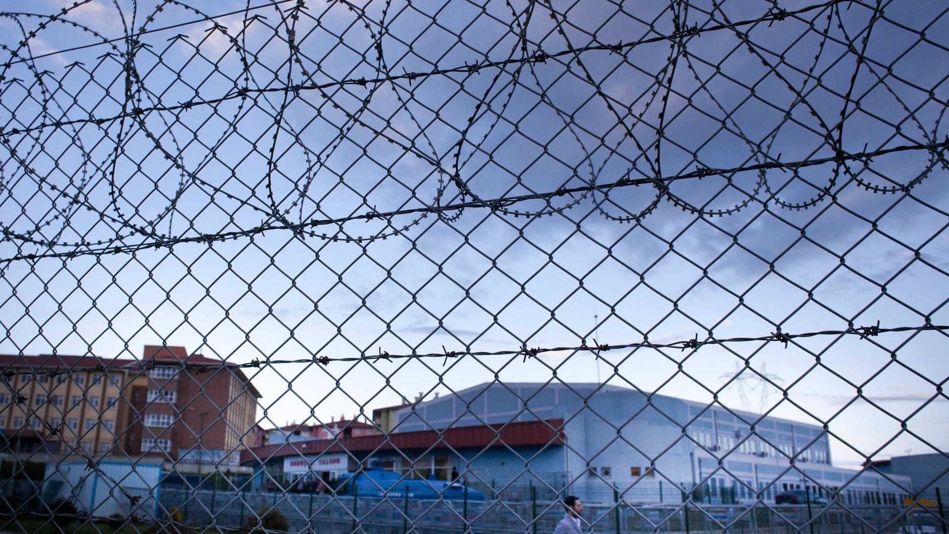 Blick durch einen Gefängniszaun in der Türkei: Seit März sitzt der Deutsche Patrick K. bereits in der Türkei in Untersuchungshaft.