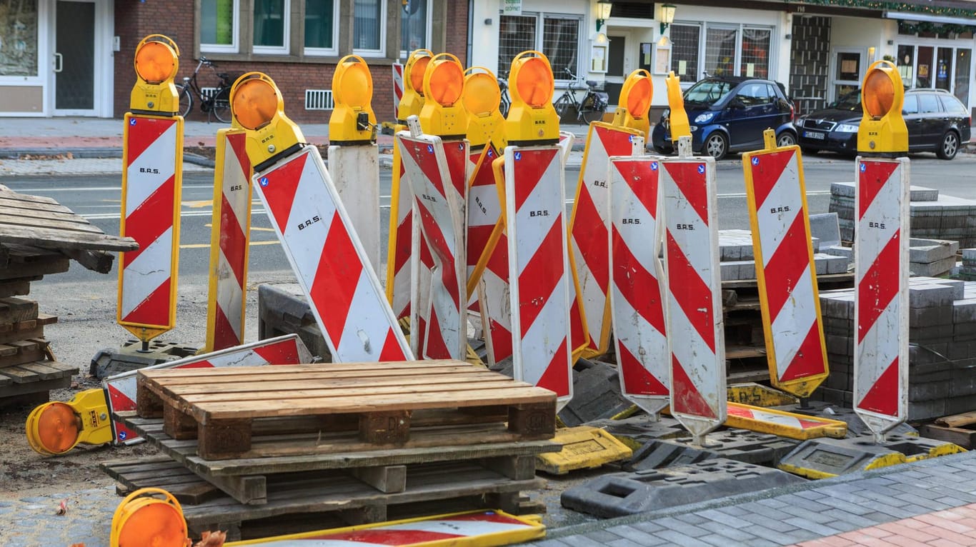 Warnbaken auf einer Baustelle: Ein Mann in Düsseldorf wurde zu sieben Jahren Haft verurteilt, weil er eine Warnbake auf ein fahrendes Auto warf.