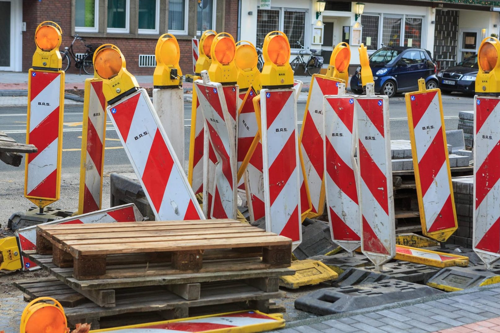 Warnbaken auf einer Baustelle: Ein Mann in Düsseldorf wurde zu sieben Jahren Haft verurteilt, weil er eine Warnbake auf ein fahrendes Auto warf.