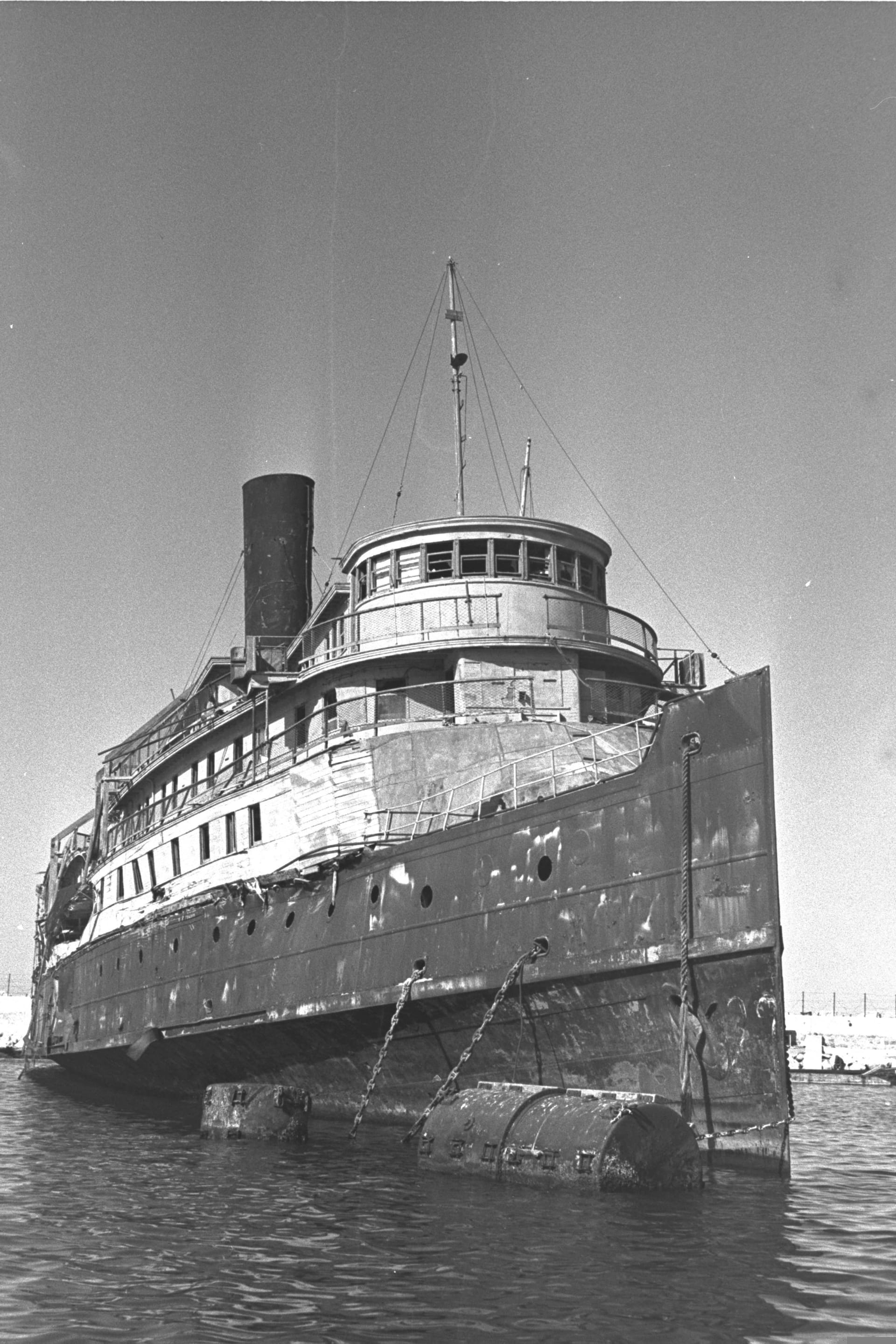 Ramponiert, aber nicht gesunken: Die "Exodus" erreichte den Hafen von Haifa am 20. Juli 1947.