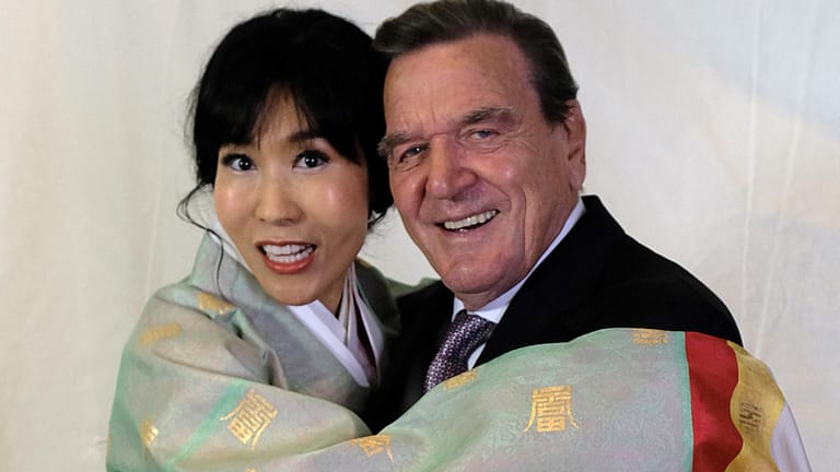Gerhard Schröder und Soyeon Kim: Sie schmiegt sich an ihn.