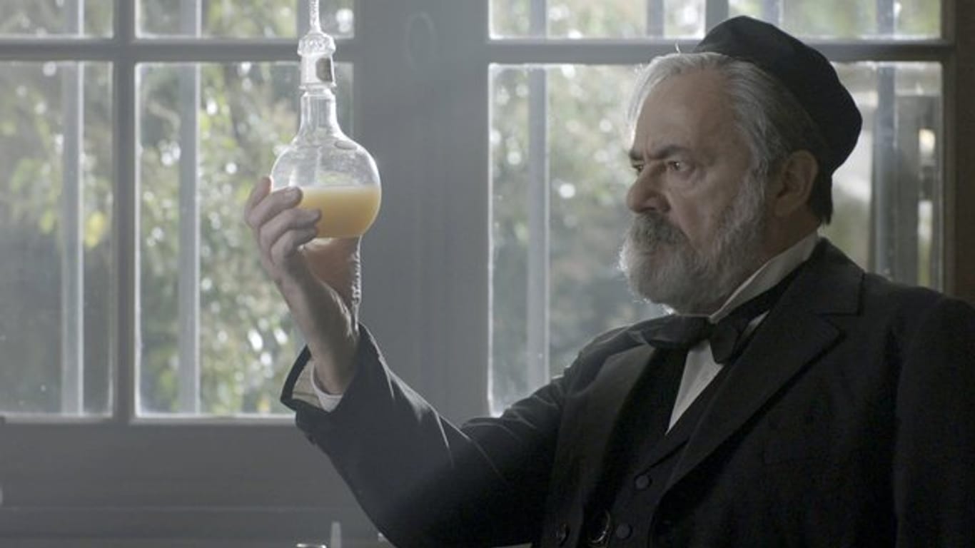 Der Chemiker Louis Pasteur (Patrick Bonnel) in seinem Labor.