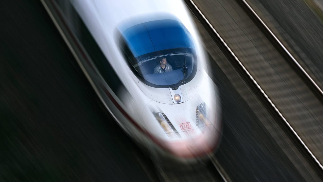 ICE der Bahn in Köln-Deutz: Der Bund ist zu 100 Prozent Eigentümer des Unternehmens.