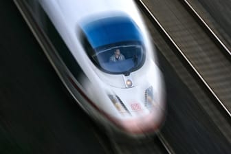 ICE der Bahn in Köln-Deutz: Der Bund ist zu 100 Prozent Eigentümer des Unternehmens.