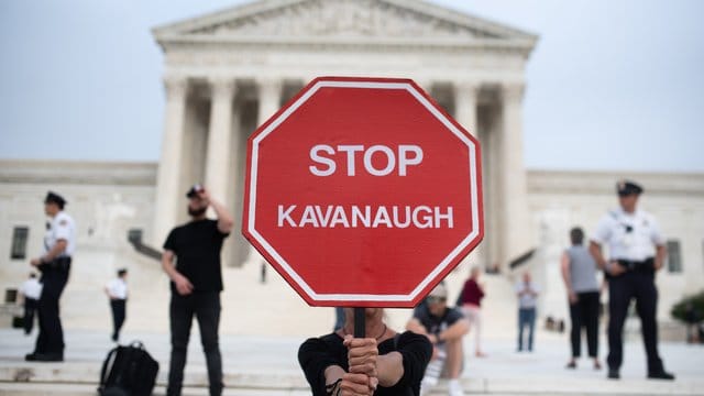 Eine Demonstrantin hält in Washington ein Schild, mit der Aufschrift "Stop Kavanaugh" hoch. Eine Demonstrantin hält in Washington ein Schild, mit der Aufschrift "Stop Kavanaugh" hoch.
