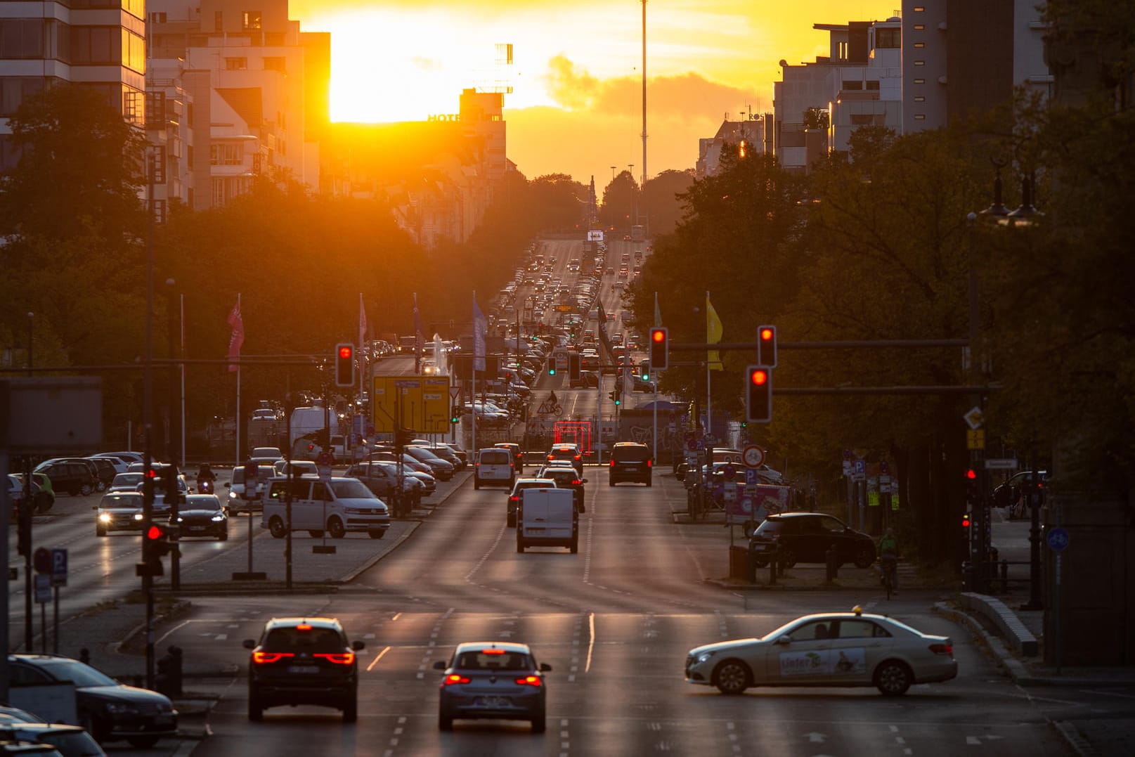 Autos fahren auf der Straße des 17. Juni: Wird diese Kulisse bald ohne Dieselautos zu bestaunen sein? Die Landesregierung bereitet sich auf mögliche Streckensperrungen vor.