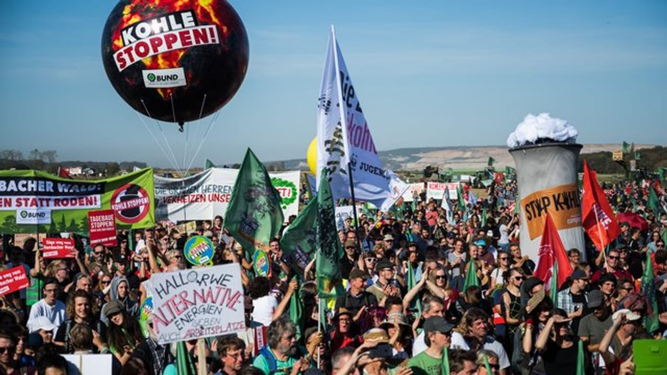 Tausende Menschen demonstrieren in der Nähe des Hambacher Forsts zum Thema "Wald retten! Kohle stoppen!" gegen die Rodungspläne von RWE für den Wald.