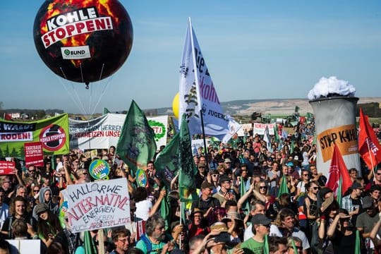 Tausende Menschen demonstrieren in der Nähe des Hambacher Forsts zum Thema "Wald retten! Kohle stoppen!" gegen die Rodungspläne von RWE für den Wald.