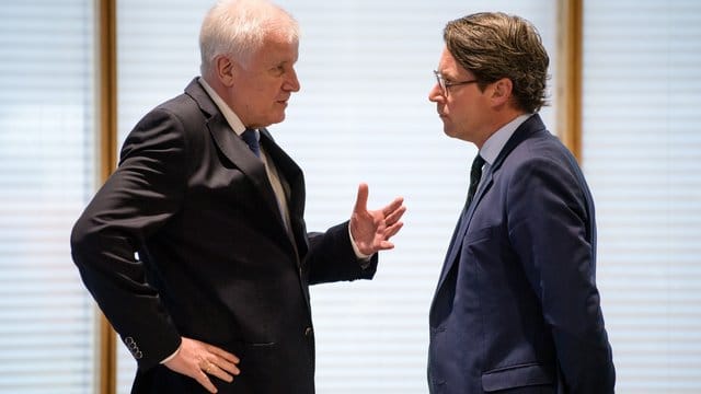 Innenminister Horst Seehofer und sein Parteikollege Verkehrsminister Andreas Scheuer in der CSU-Parteizentrale in München. Innenminister Horst Seehofer und sein Parteikollege Verkehrsminister Andreas Scheuer in der CSU-Parteizentrale in München.