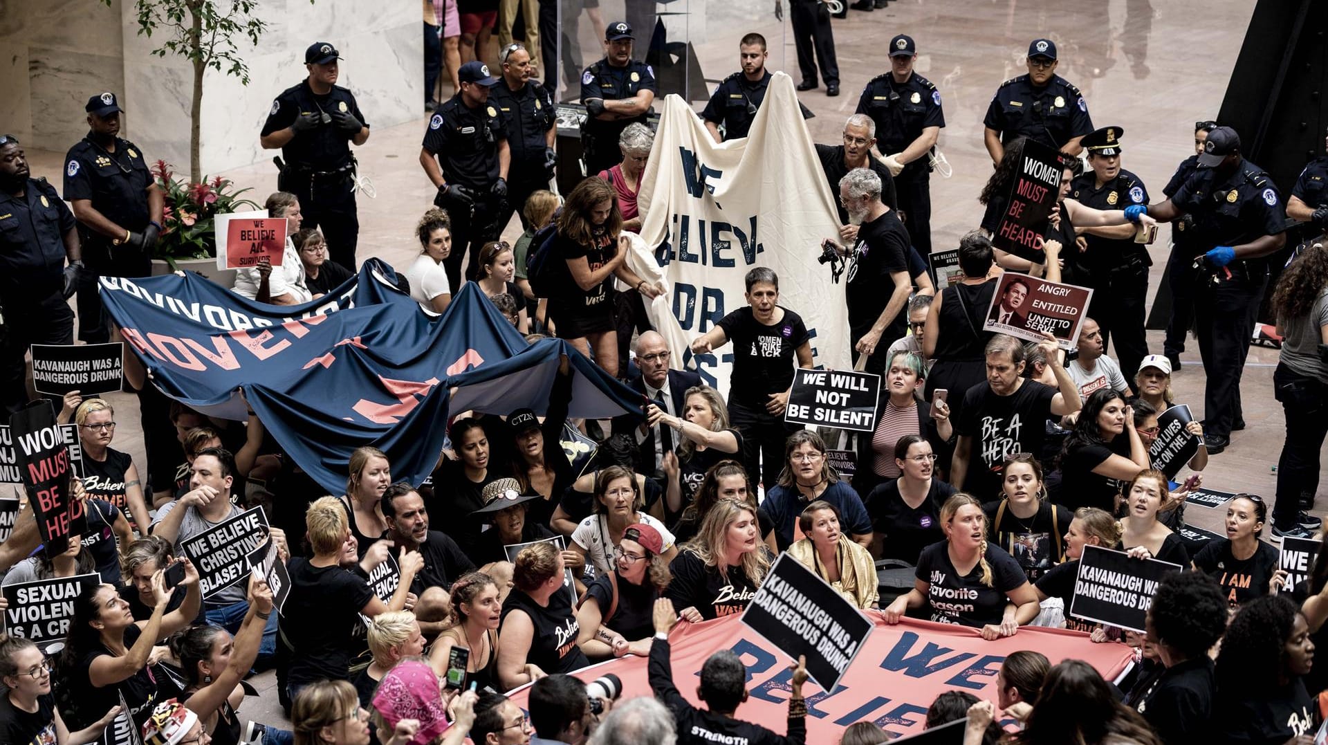 Protest in Washington: Demonstranten protestieren im Atrium des Senate Office Buildings gegen die Ernennung Kavanaughs.