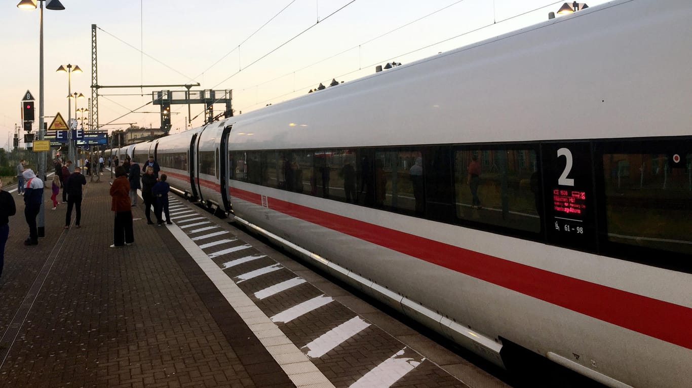 Fahrgäste des ICE 1508 (Berlin - Hamburg) stehen auf dem Bahnhof, nachdem der Zug dort einen unplanmäßigen Halt einlegen musste: Ein anderer ICE war zwischen den Bahnhöfen Hagenow-Land und Pritzier in herabhängende Teile einer Oberleitung gefahren.