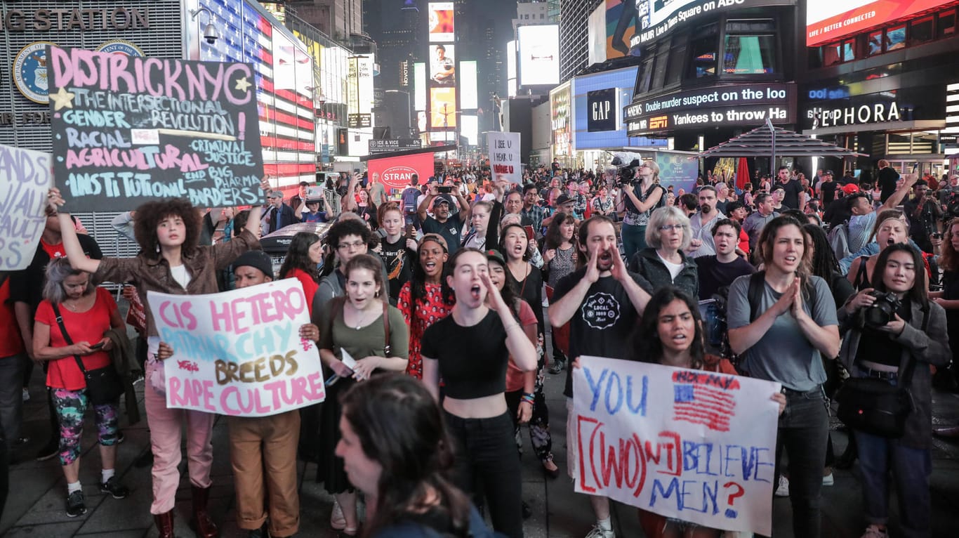 Protest in New York: Am Times Square demonstrieren Frauen und Männer gegen Brett Kavanaugh.
