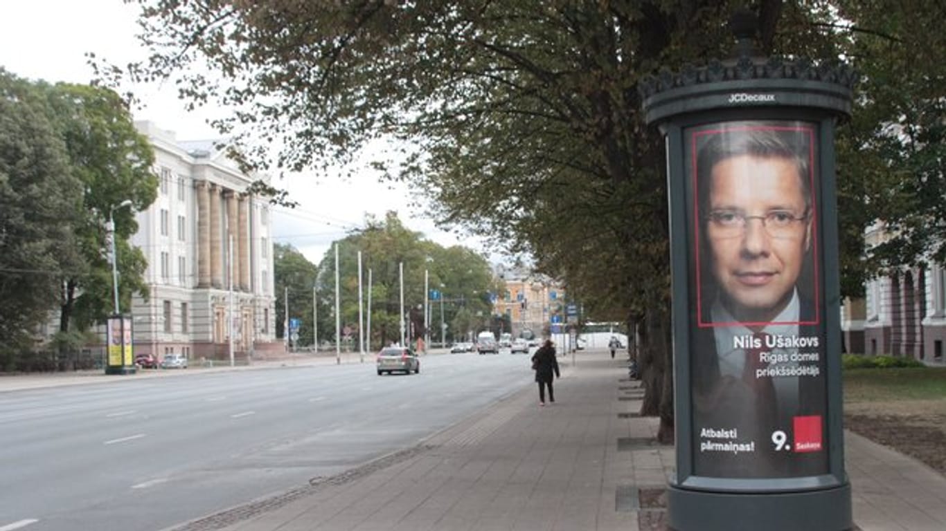 Ein Wahlplakat der oppositionellen Partei Harmonie mit der Aufschrift "Atbalsti parmainas" (Unterstütze den Wechsel) in einer Straße von Riga.