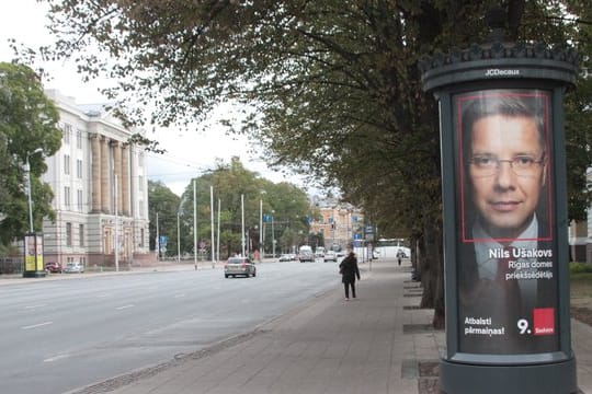 Ein Wahlplakat der oppositionellen Partei Harmonie mit der Aufschrift "Atbalsti parmainas" (Unterstütze den Wechsel) in einer Straße von Riga.