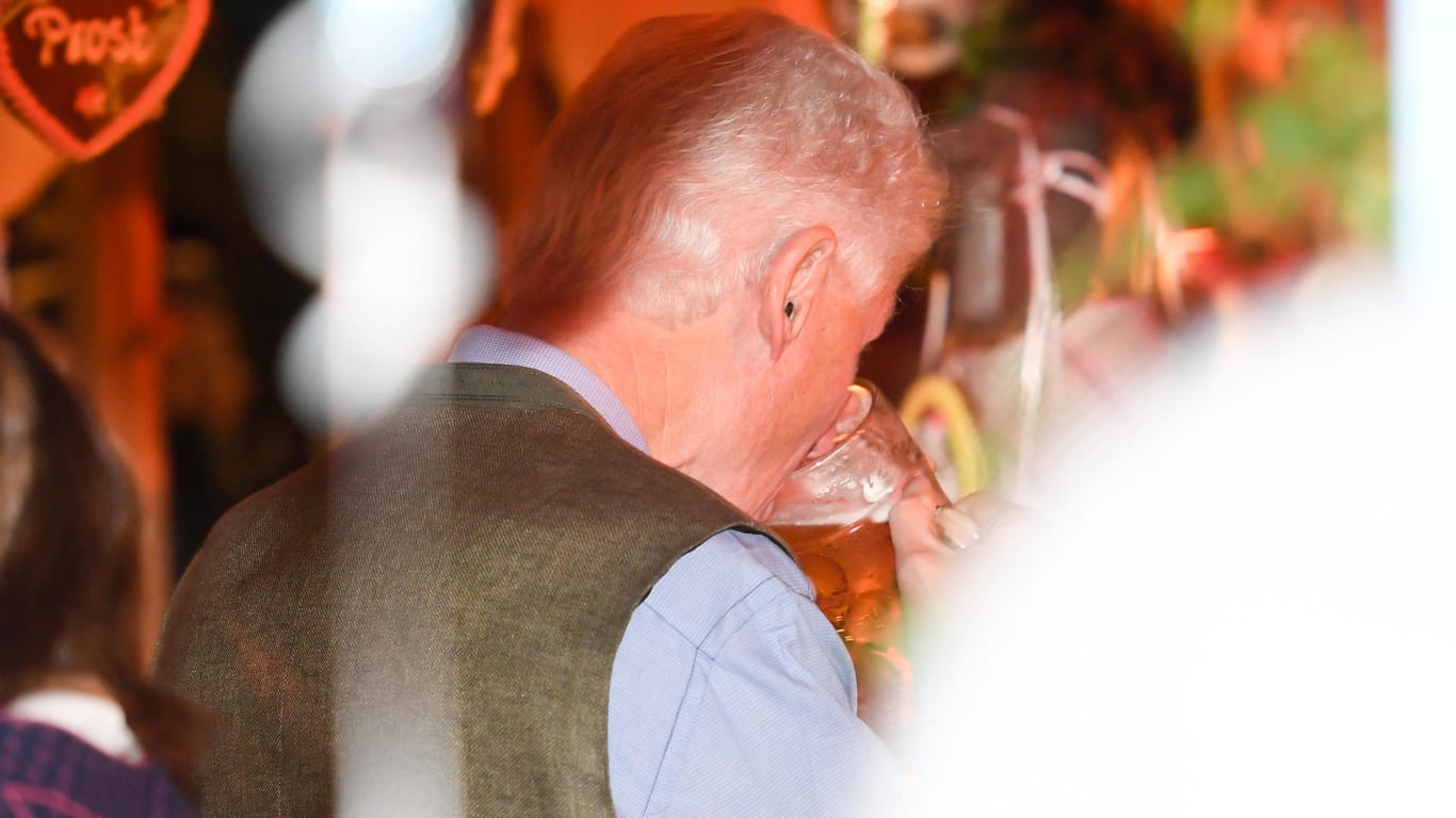 Ein Bier für Bill: Der ehemalige US-Präsident lässt sich eine Maß schmecken.
