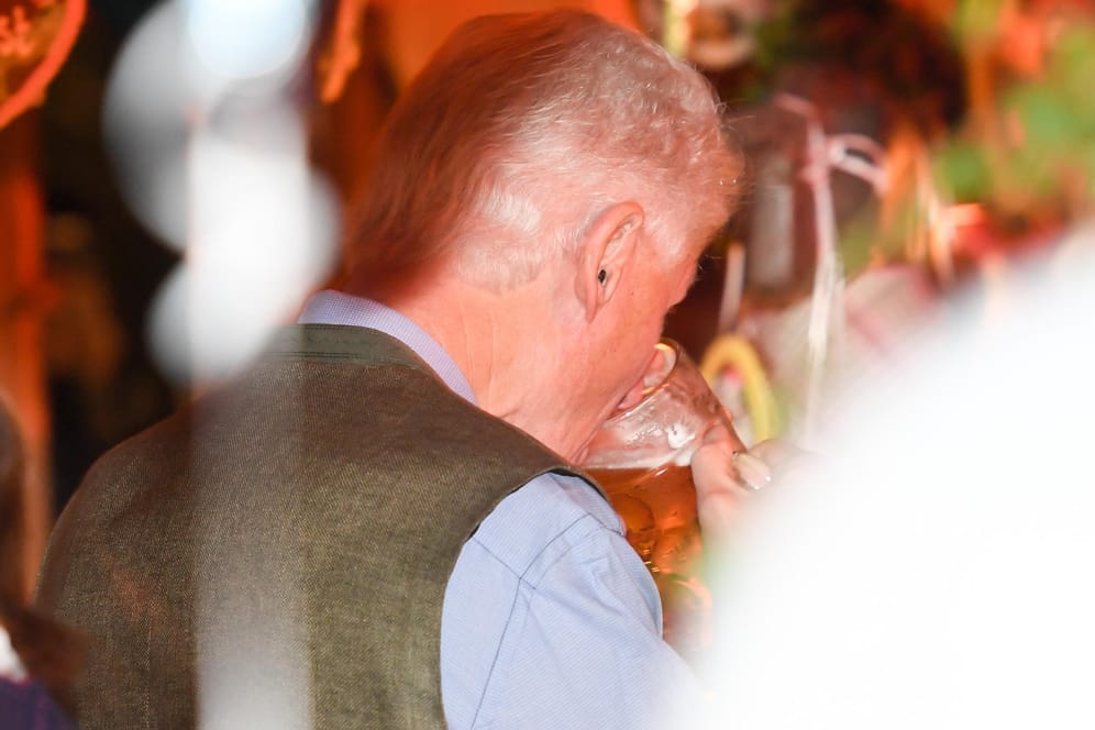 Ein Bier für Bill: Der ehemalige US-Präsident lässt sich eine Maß schmecken.