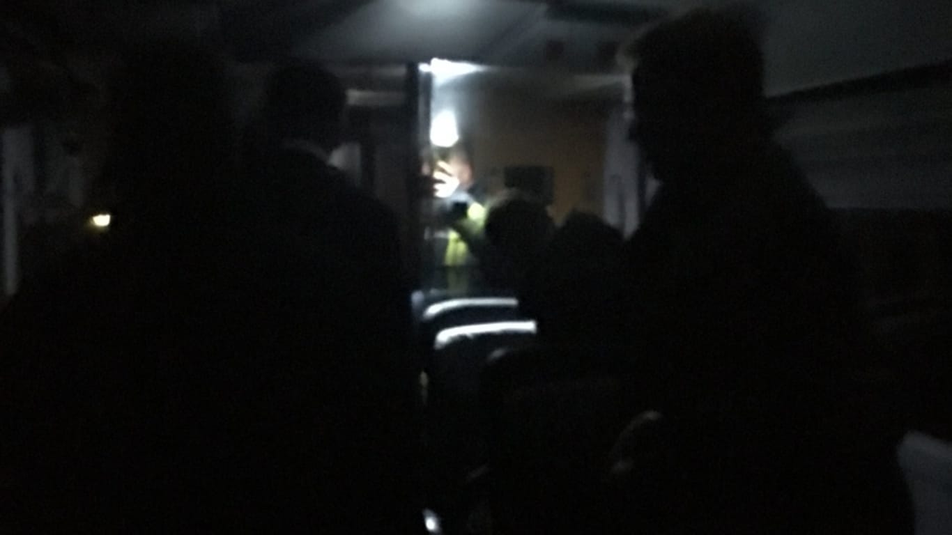 Foto aus dem Inneren des dunklen ICE-Zuges: Hunderte Menschen mussten stundenlang auf die Weiterfahrt warten.