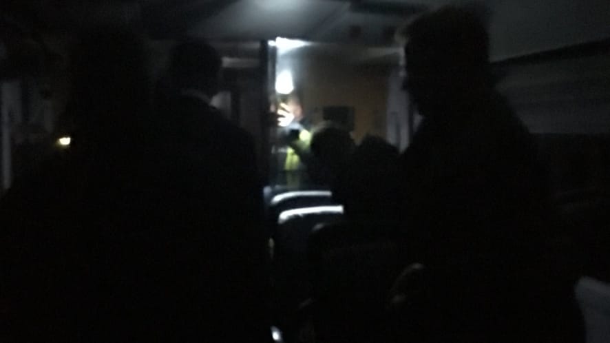 Foto aus dem Inneren des dunklen ICE-Zuges: Hunderte Menschen mussten stundenlang auf die Weiterfahrt warten. Foto aus dem Inneren des dunklen ICE-Zuges: Hunderte Menschen mussten stundenlang auf die Weiterfahrt warten.