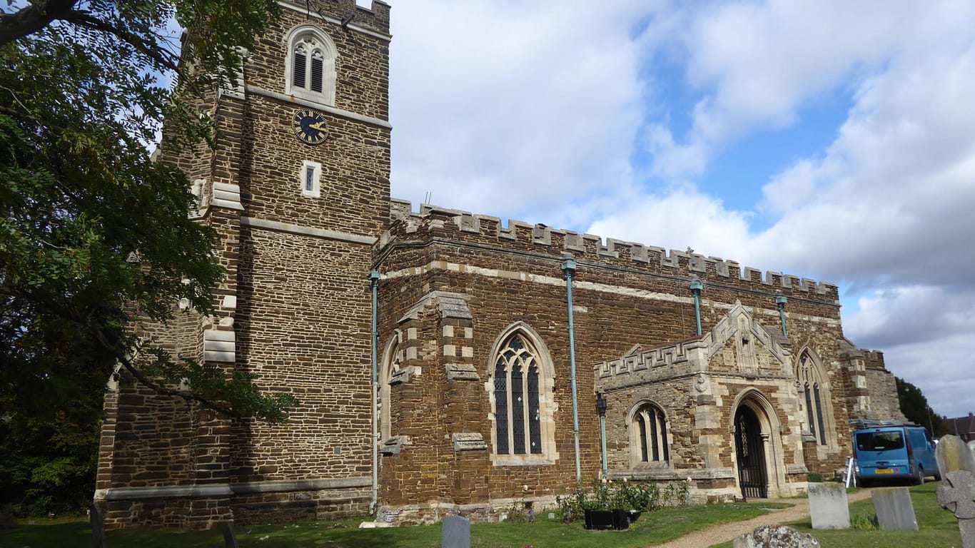 Blick auf die Kirche "Church of All Saints": Diebe haben das komplette Bleidach der historischen Kirche in England abgeräumt. Den Diebstahl entdeckten Putzleute, als sie sich wunderten, dass die Sonne von oben in das Gebäude schien.