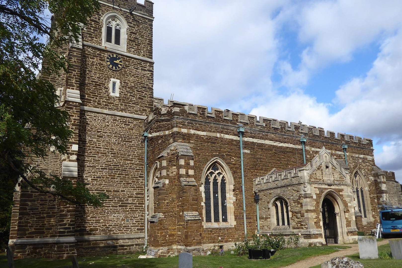 Blick auf die Kirche "Church of All Saints": Diebe haben das komplette Bleidach der historischen Kirche in England abgeräumt. Den Diebstahl entdeckten Putzleute, als sie sich wunderten, dass die Sonne von oben in das Gebäude schien.
