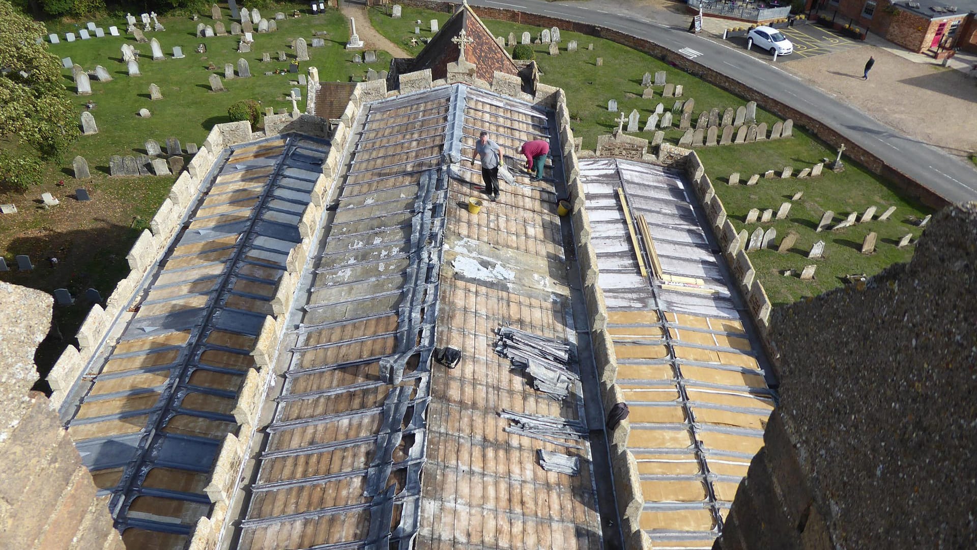 Blick auf die Reste des Kirchendachs von der Kirche "Church of All Saints": Diebe haben das komplette Bleidach der historischen Kirche in England abgeräumt.